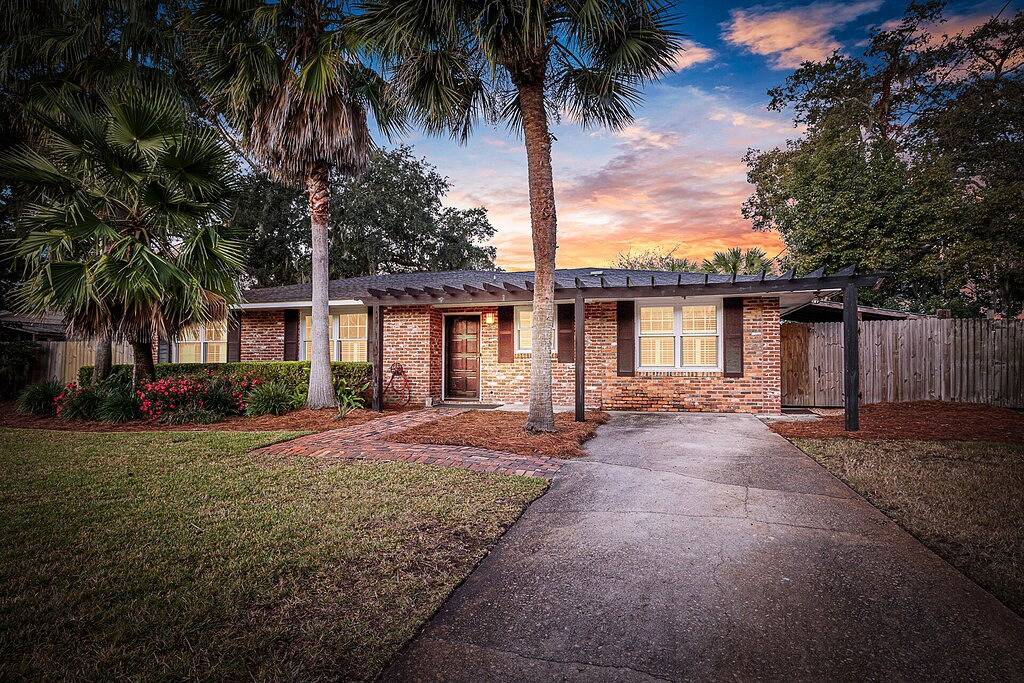 In der Nähe von Einkaufsmöglichkeiten, Restaurants, Dorf und Strand! Privater großer Garten! in St. Simons Island, Glynn County