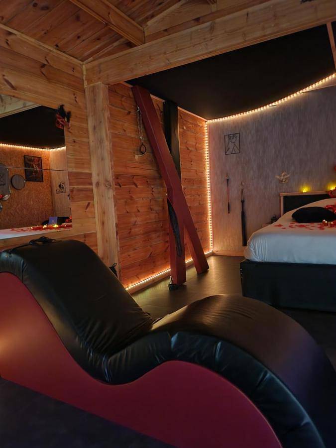 Le Secret Love Room Jacuzzi privatif in Saint-Aigulin, Région de Jonzac