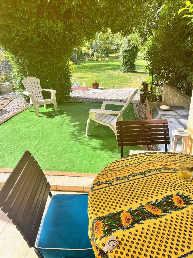 Chambre et salle de bain privé s'ouvrant sur terrasse, jardin et cuisine d'été in Quillan, Parc naturel régional Corbières-Fenouillèdes