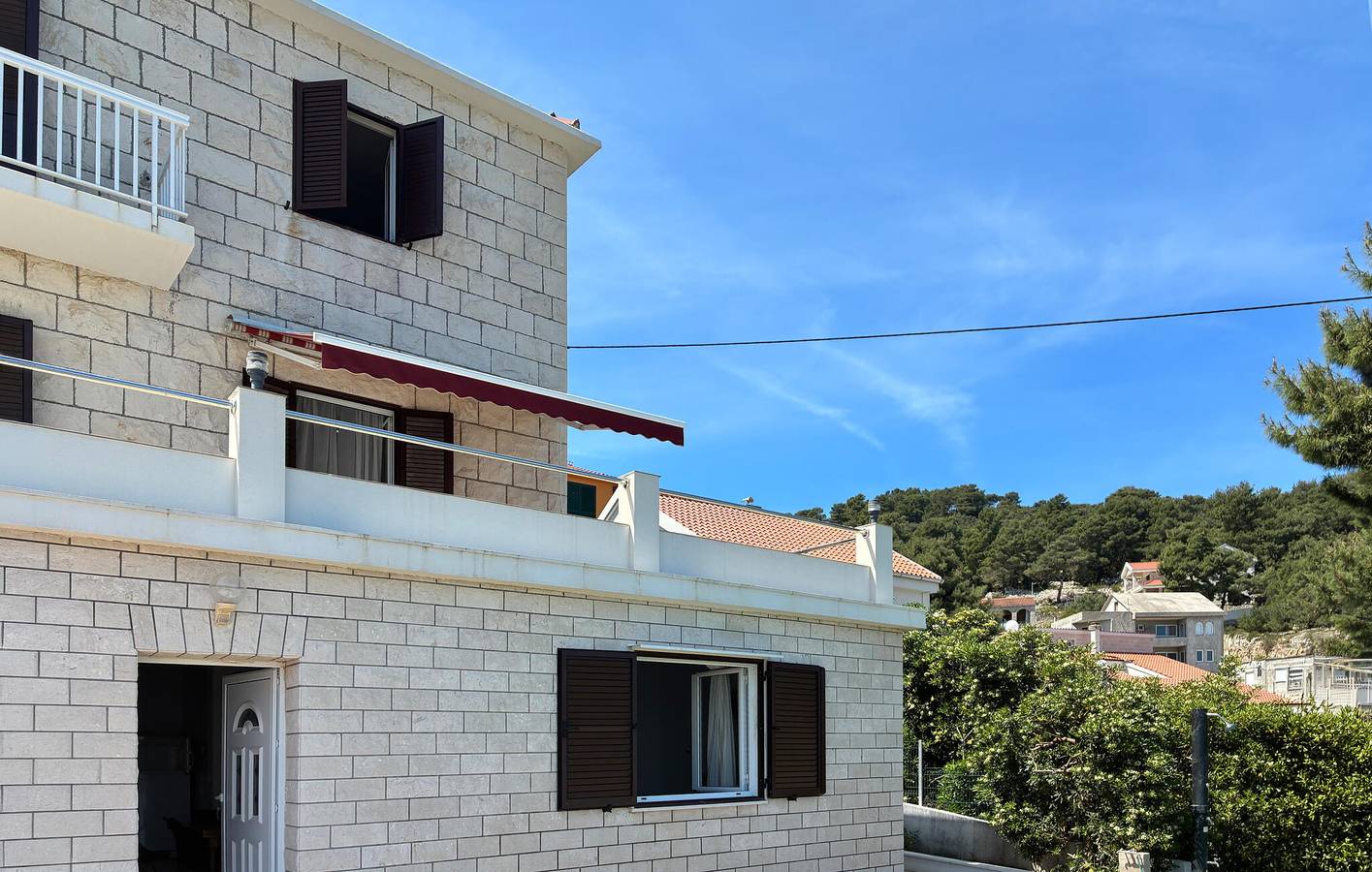 Ganze Ferienwohnung, Gemütliche 2-Zimmer-Wohnung mit Terrasse in der Nähe der Küste und des Stadtzentrums in Necujam, Solta