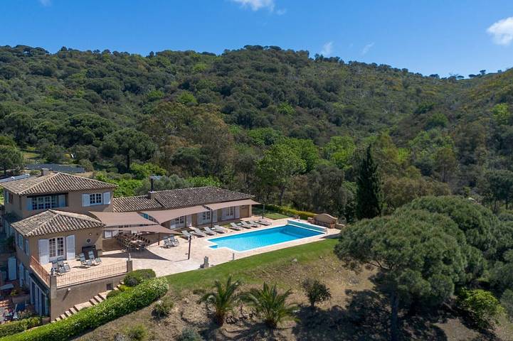 Villa pour 18 personnes, avec balcon ainsi que jardin et piscine dans Gigaro