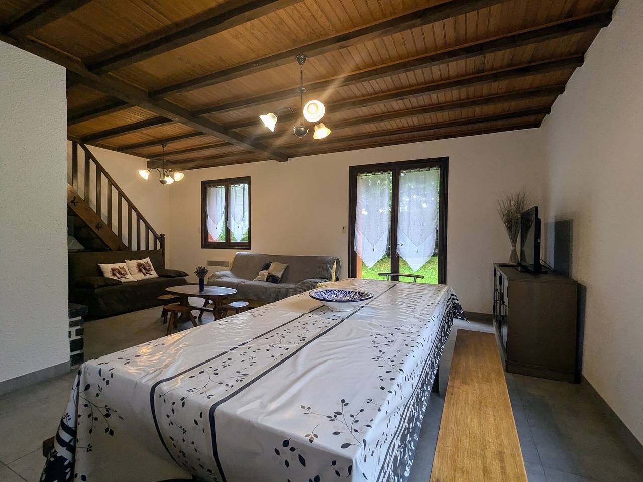 Mountain Lodge with Fireplace - 4 Bedrooms, Pet Friendly in Araules, Massif Central