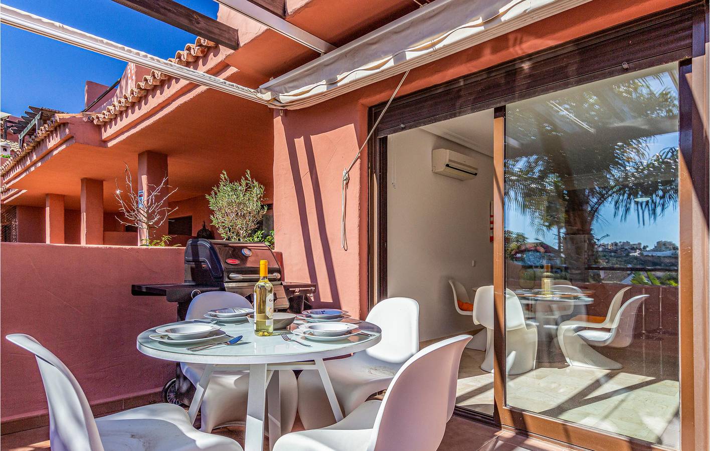 Ganze Ferienwohnung, Appartement mit Meerblick, AC, Parkplatz, Pool und Terrasse in Casares del Sol, Casares