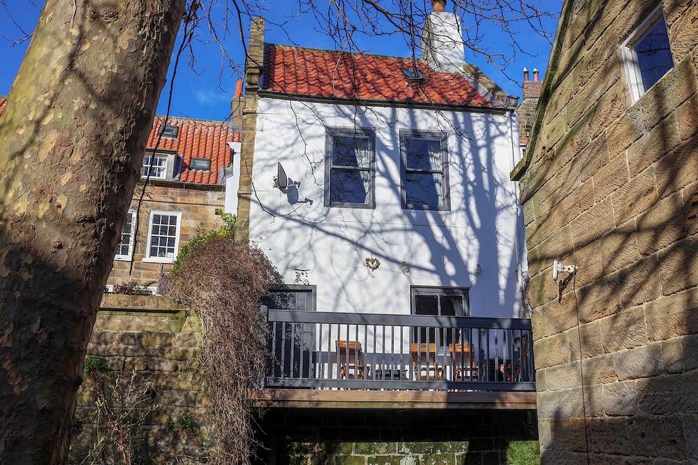 Roseberry Cottage, family friendly in Robin Hood’s Bay in Robin Hood's Bay, North York Moors National Park