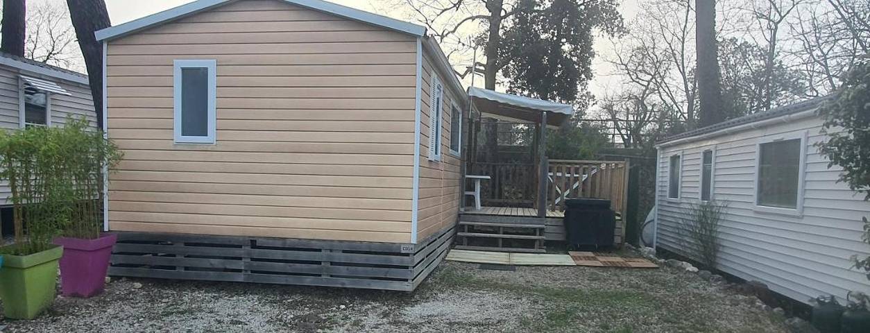Camping pour 5 personnes, avec Jacuzzi et Terrasse ainsi que Jardin et Bassin pour enfant