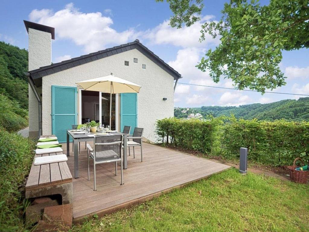 Ferienhaus in Malberg mit Schwimmbecken in Malberg, Eifelkreis Bitburg-Prüm
