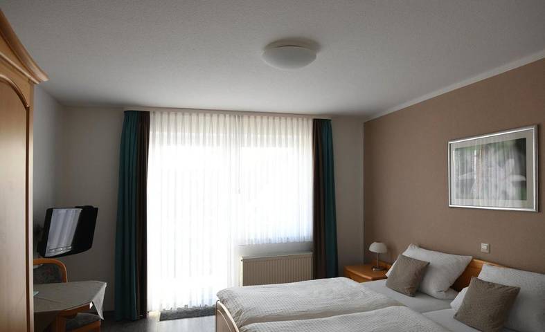 Hotel für 2 Personen, mit Balkon und Terrasse sowie Garten und Ausblick in Landau - 4
