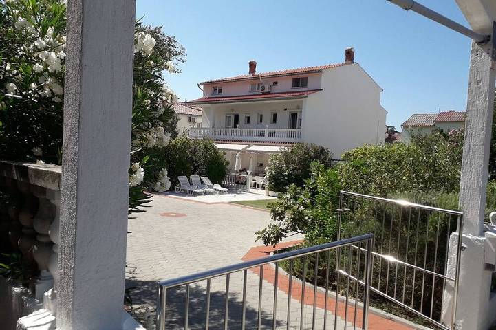 Ferienwohnung für 9 Personen, mit Garten und Balkon, mit Haustier auf Rab