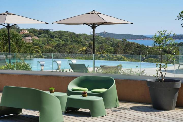 Hôtel pour 3 personnes, avec jardin ainsi que piscine et terrasse