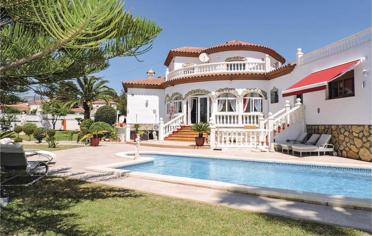 Holiday home for 13 people, with garden and terrace as well as pool - 1