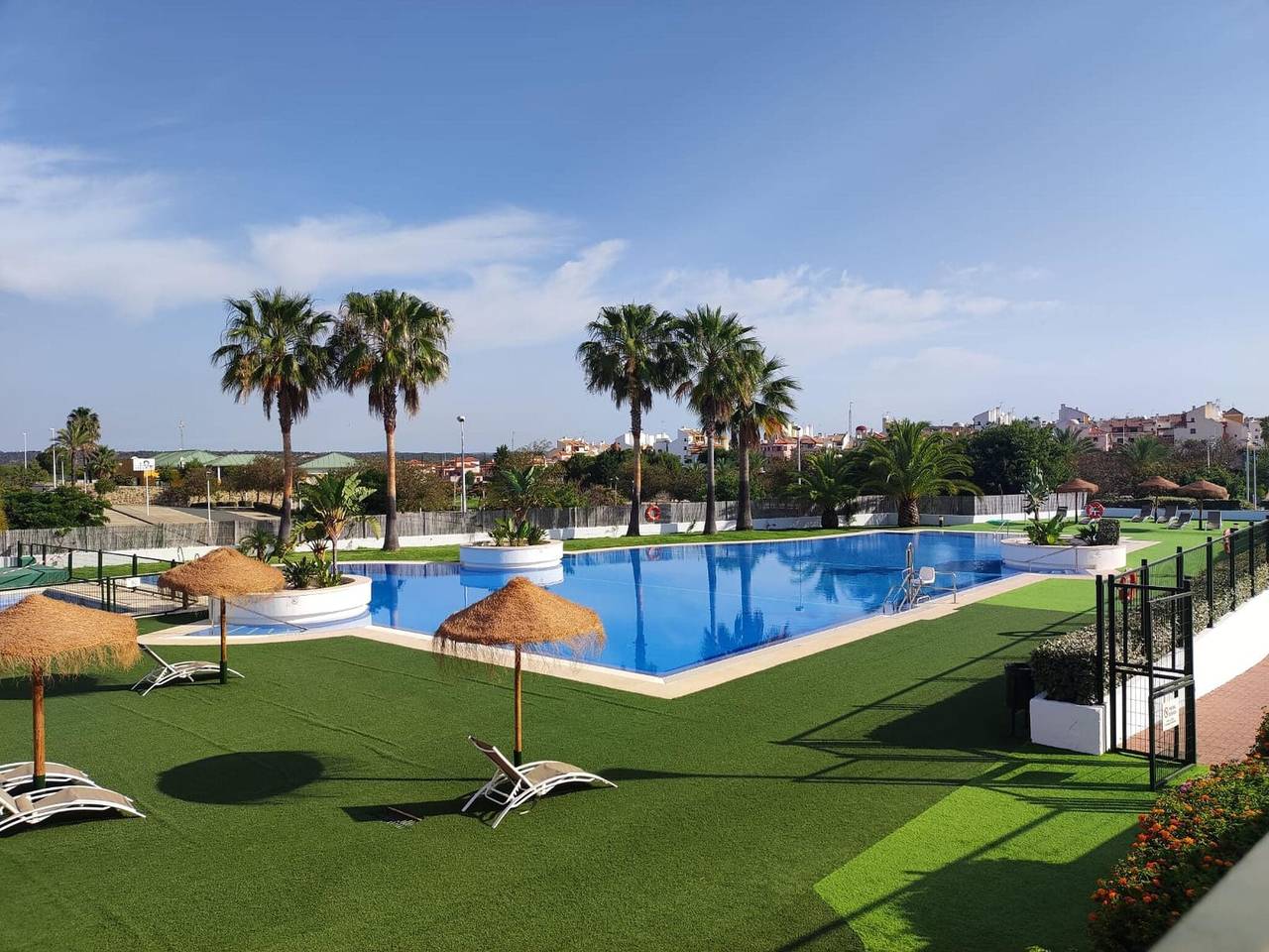 Apartamento inteiro, Apartamento de férias para 6 pessoas com terraço in Urbanizacion Costa Esuri, Ayamonte