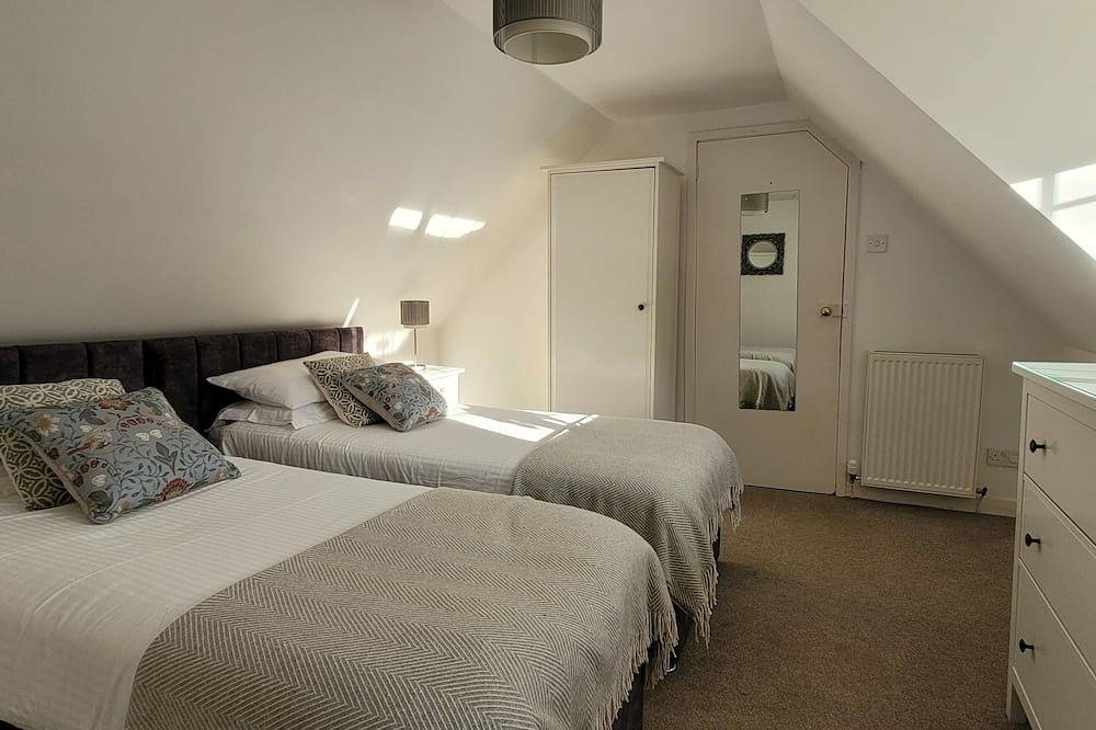 Dubh Loch Cottage on the banks of Loch Lomond. Large garden. Ev charging point in Loch Lomond, Stirling region