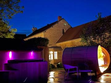 Gîte pour 9 personnes, avec jacuzzi ainsi que terrasse et sauna à Étrochey