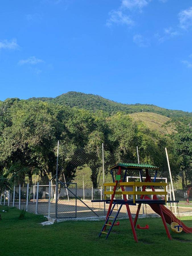 Casas e apartamentos de temporada para 7 pessoas, com jardim e vista e ainda piscina infantil and piscina, adaptado a crianças em Maranduba