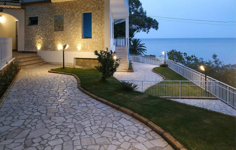 Appartamento intero, Incantevole appartamento con vista mare, giardino e terrazza - a 2,5 km dalla spiaggia in Costa Ionica Calabria