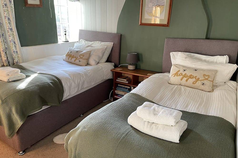 Endways Cottage 18th Century Cottage. Sleeps 6 in 3 bedrooms with 2 bathrooms. in Robin Hood's Bay, North York Moors National Park