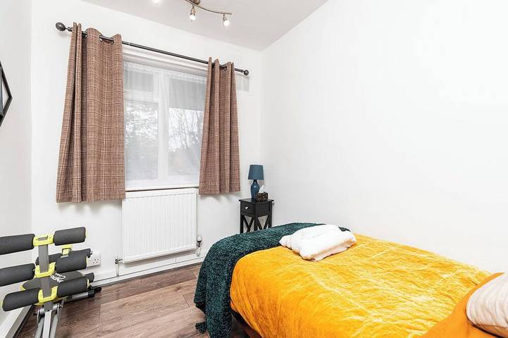 Entire apartment, Cozy apartment, 10 min from B'ham Airport/Nec/Hs2 sleeps up to 6, King bed, Wifi in Solihull, Birmingham Area