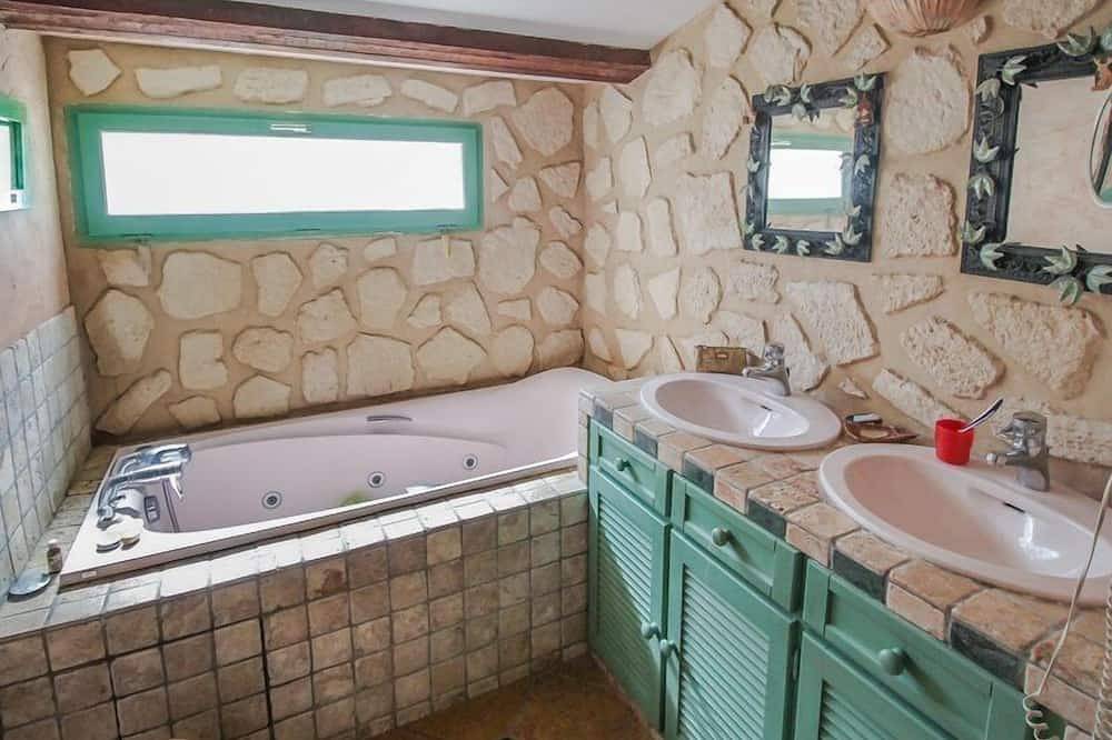 Luxury villa in Aix-en-Provence, private pool, pool house, jacuzzi. in Éguilles, Aix-en-Provence region