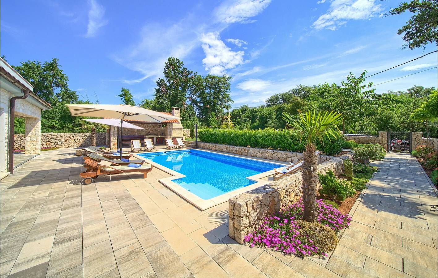 Gemütliche 2-Zimmer-Wohnung mit Pool in der Nähe des Stadtzentrums von Kras in Dobrinj, Krk