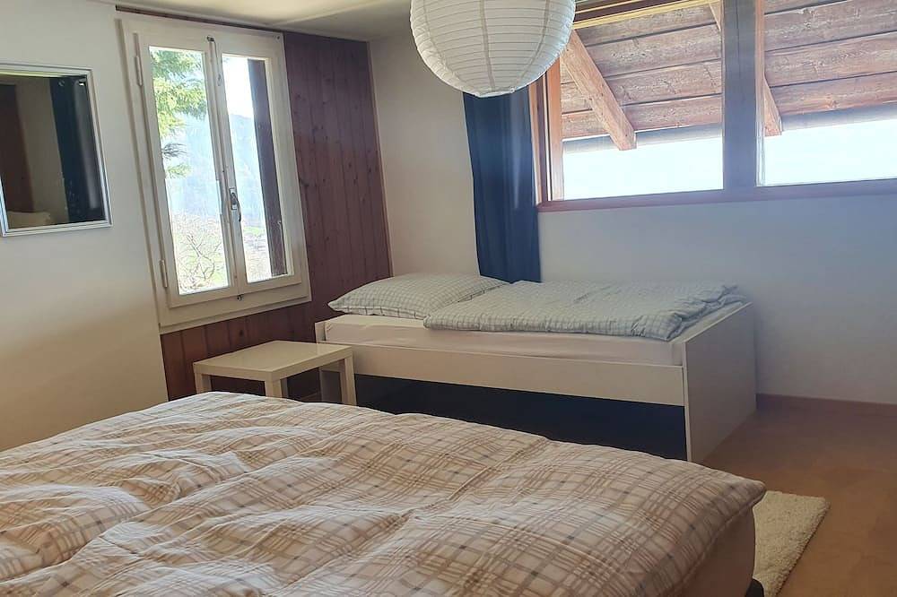 Cozy vacation home with views of Lake Thun and the Alps in Sigriswil, Meer van Thun