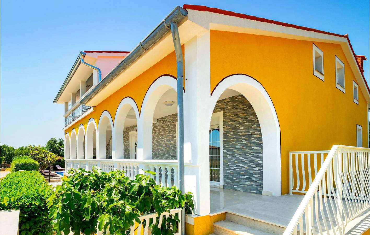 Appartement de vacances entier, Appartement confortable avec piscine, terrasse et Wi-Fi près du centre-ville de Raša in Vinez, Côte Est de l'Istrie