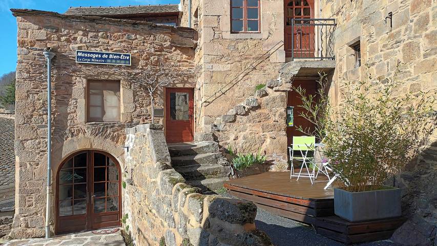 Maison de vacances 'La Clé Des Sens' vue sur les montagnes, terrasse privée et piscine intérieure. in Castelnau-Pégayrols, Parc naturel régional des Grands Causses