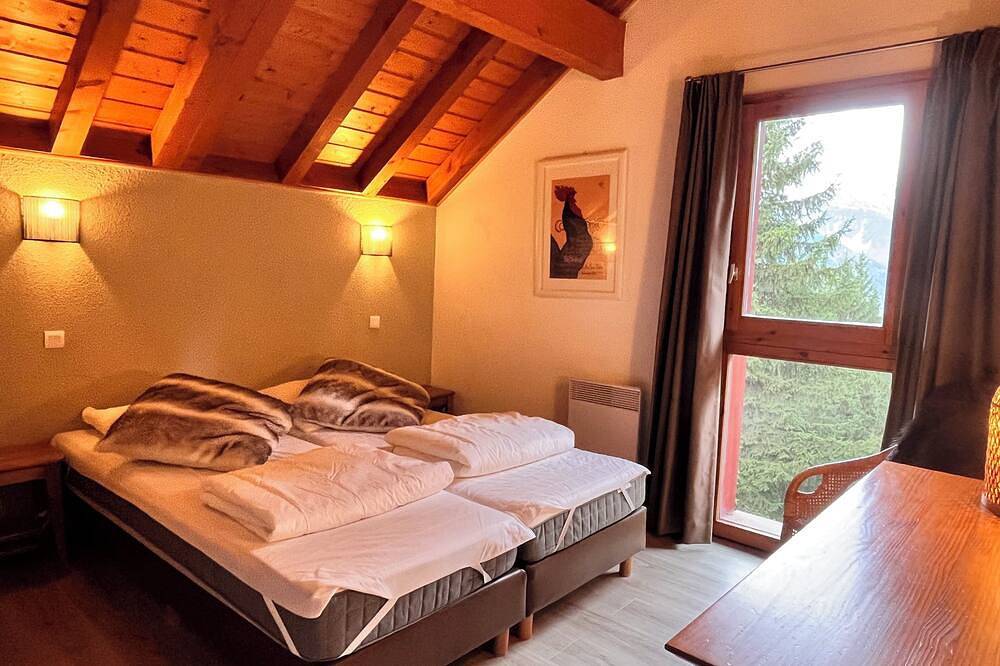 Chalet Bellevenoz - spacious 12-person chalet, peaceful & 100m from ski lift in Oz, Nationalpark Écrins