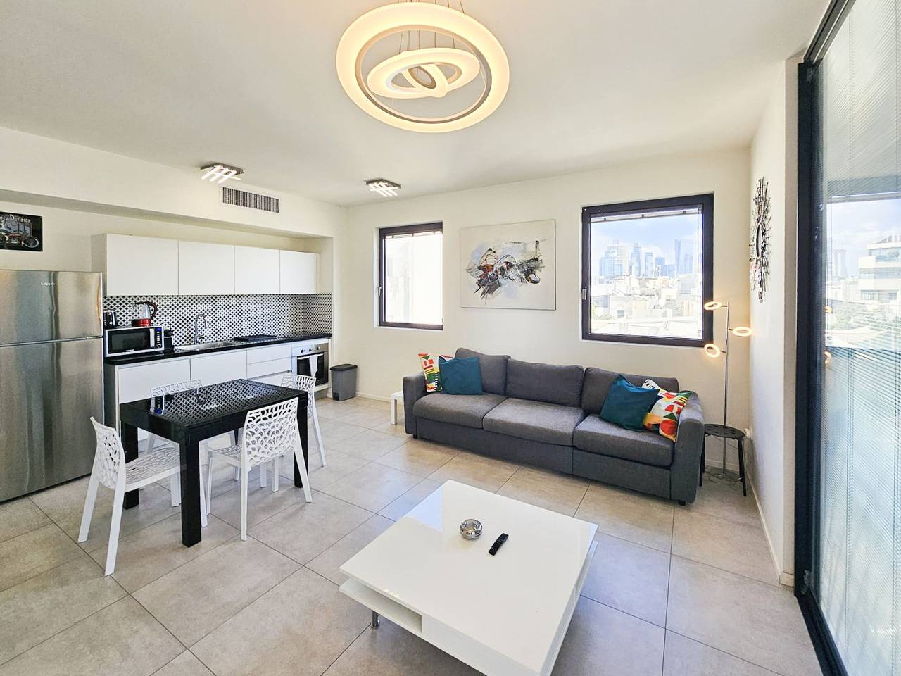 Entire apartment, Mamad Modern&Bright with Balcony in City Center by Feelhome in Tel Aviv, Tel Aviv District