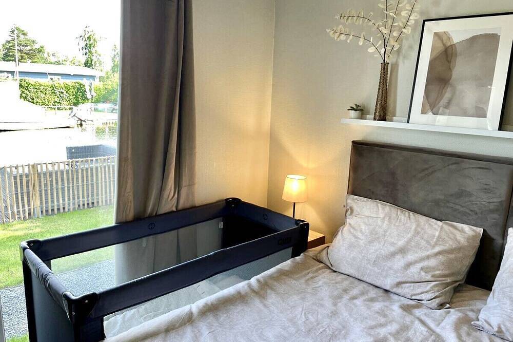 Geheel appartement, New- Waterhouse Linada, on a lake near Amsterdam in Vinkeveen, Groene Hart