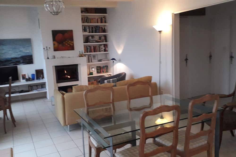 Charming Village House, Uzes 5 Km, Pool, ummauerten Gärten, Ansichten, 2 Schlafzimmer in Serviers-et-Labaume, Nimes und Umgebung