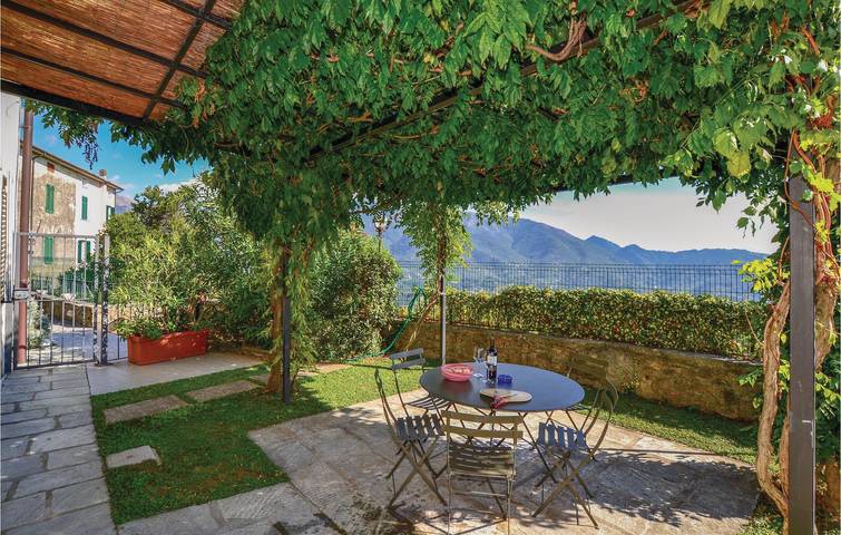 Appartement de vacances entier, Appartement au bord de la piscine à Camaiore : WiFi, feu de camp et plus encore ! in Camaiore, Riviera Italienne
