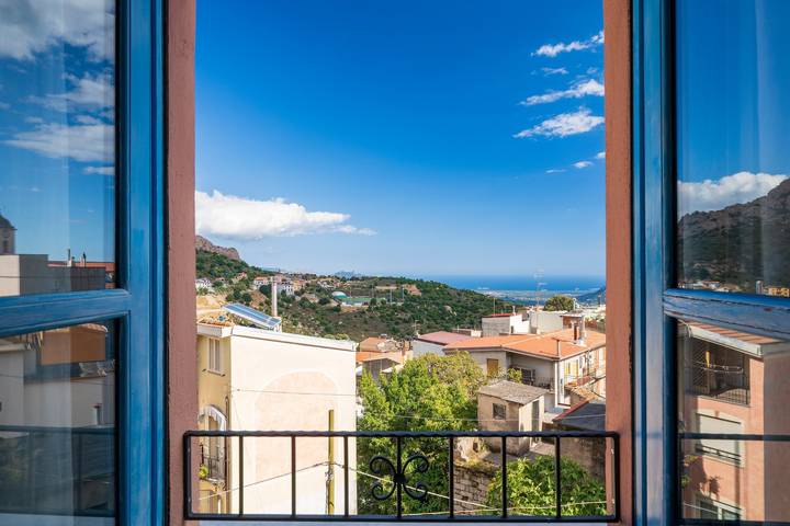 Casa Vacanze 'Sa Omu 'Eccia' con Vista Mare e Terrazza Privata in Villagrande Strisaili, Barbagia