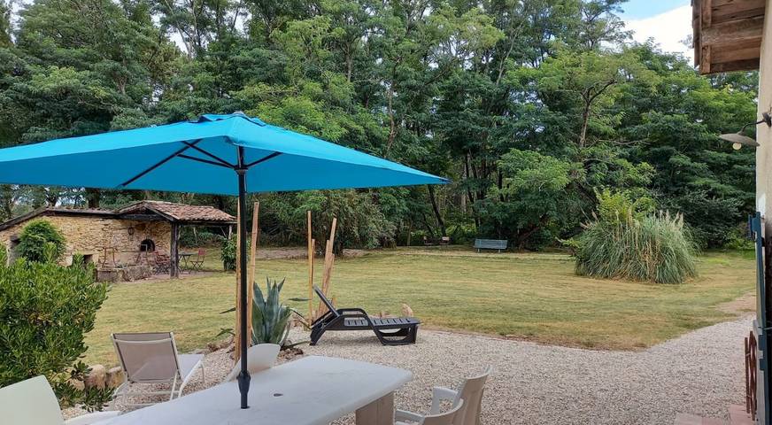 Gîte pour 8 personnes, avec jardin à Coimères