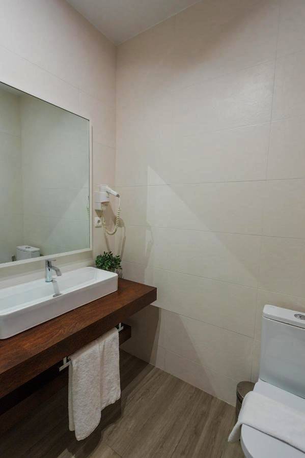 Location de vacances pour 12 personnes, avec jardin et balcon ainsi que vue et piscine à Caniçal - 4