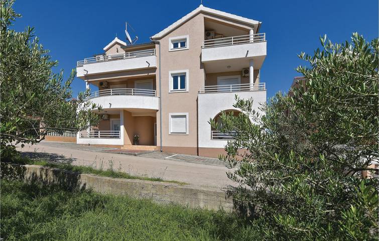 Ganze Ferienwohnung, Gemütliche Wohnung mit Terrasse, WLAN und Parkplatz, 1,5 km vom Strand entfernt in Vodice, Šibenik-Knin