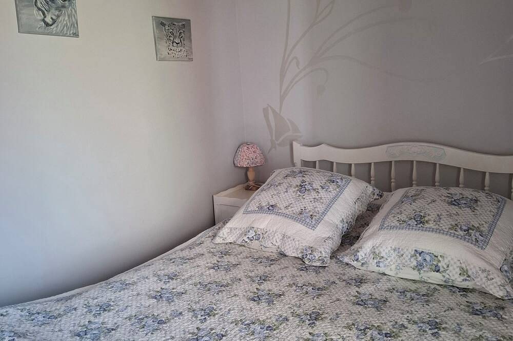 Ganze Wohnung, 3-room apartment 55 m2, terrace 15 m2, breathtaking view, sleeps 4, air-conditioned, Wifi in Sainte-Croix-du-Verdon, Regionaler Naturpark Verdon