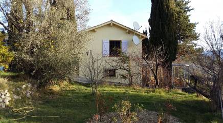 Gîte pour 6 personnes, avec terrasse ainsi que jardin et piscine, animaux acceptés dans les Alpes maritimes