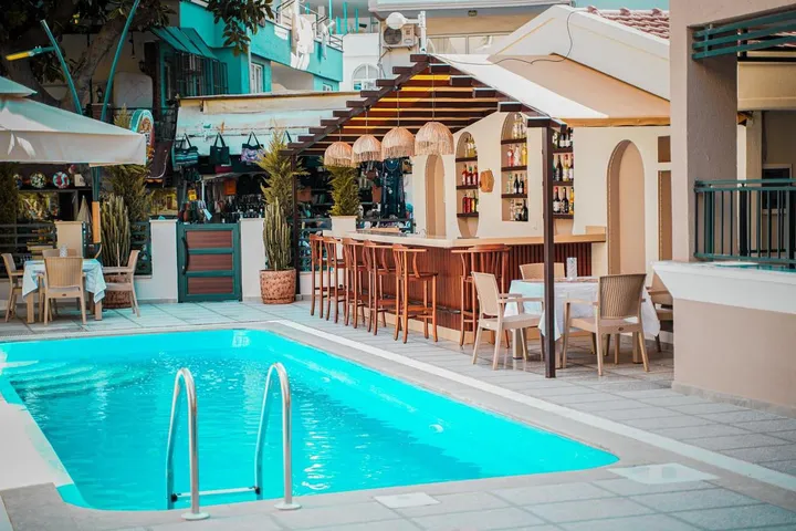 Aparthotel para 5 personas, con piscina además de vistas y jardín - 1