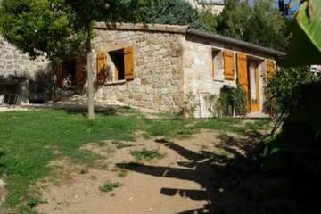 Gîte pour 4 personnes, avec jardin ainsi que piscine et terrasse à Chambonas