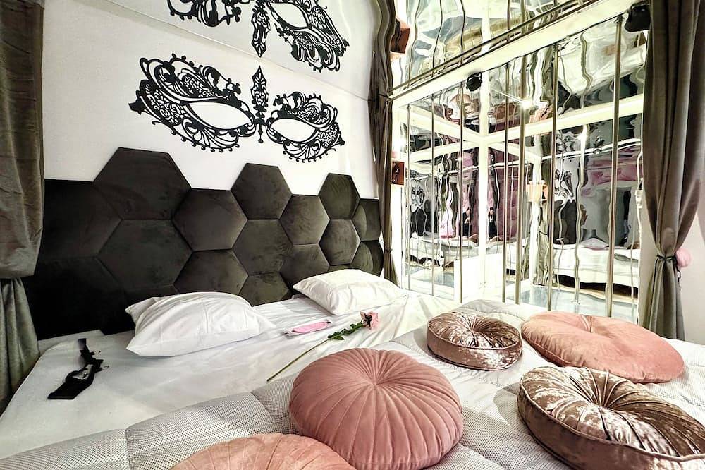 Caporizon-Love House-Une maison entiere dédiée aux plaisirs de l'amour in Biras, Périgord Blanc