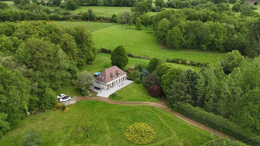 Maison de campagne pour 10 personnes, avec jardin et vue ainsi que sauna et piscine à La Coquille