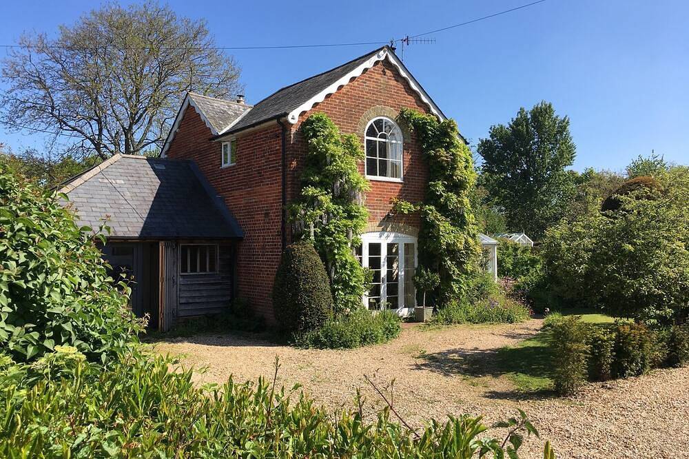 Country cottage set in a peaceful hamlet on the edge of the New Forest in Hampshire