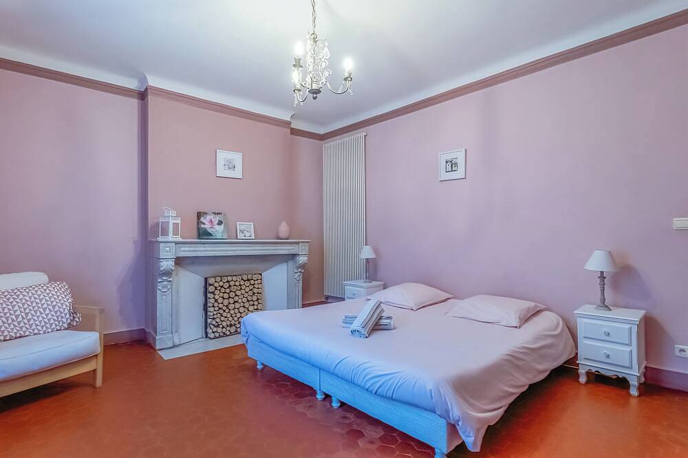 Villa de Maitre in beautiful estate in Saint-Victoret, Istres region