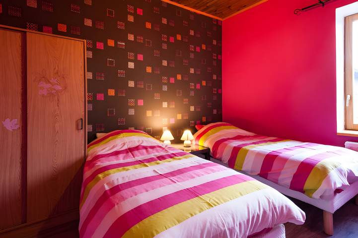 Holiday Home 'Gîte Du Pré Charmant' with Private Garden and Wi-Fi in Saint-Romain-les-Atheux, Pilat Regional Nature Park