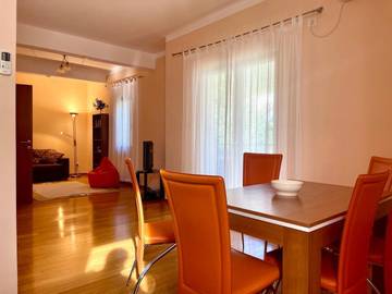 Gîte pour 2 personnes, avec piscine ainsi que vue et jardin dans Risan