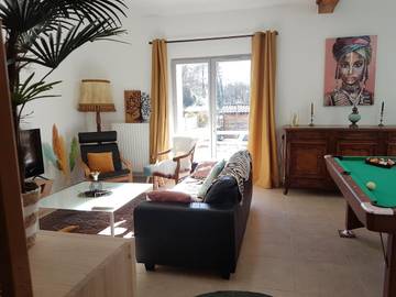Gîte pour 8 personnes, avec jardin et piscine, adapté aux familles à Ars-sur-Formans