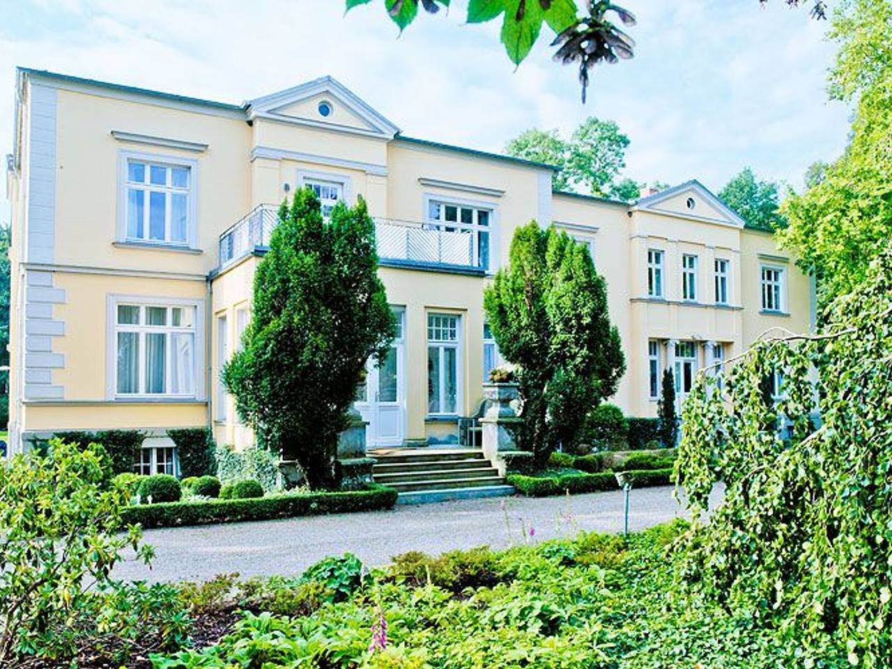Das Gutshaus - Ferienwohnung - Wohnung 2 - Zwischen Rosen & Rhododendren in Tribsees, Recknitz-Trebeltal