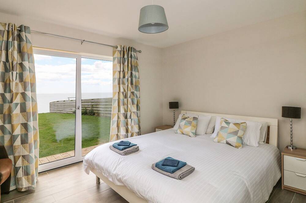Beach House, pet friendly, with open fire in Courtown, County Wexford in Ardamine, County Wexford