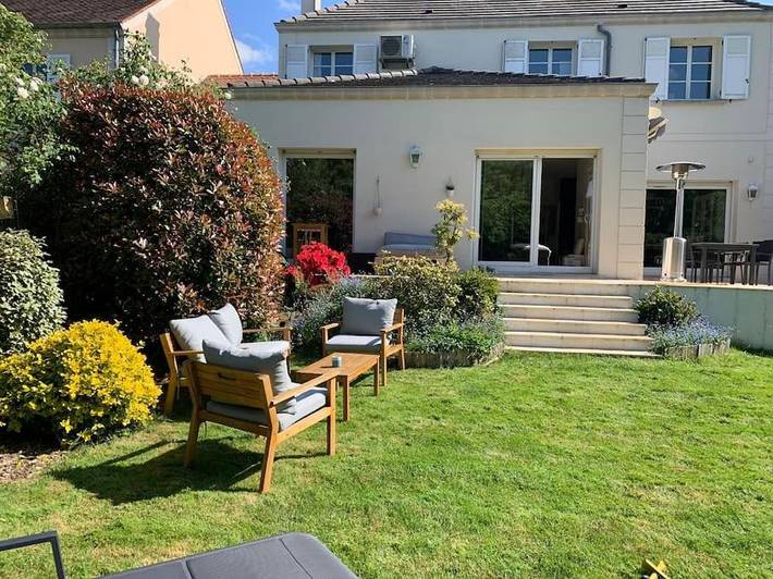Location de vacances pour 8 personnes, avec vue et terrasse à Saclay