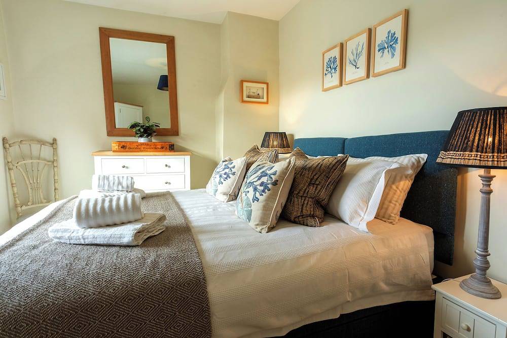 Highly appointed pet & family friendly cottage with private parking & garden. in Hinderwell, North York Moors National Park